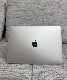 MacBook Pro 13¨ Retina Silver, i7, 2017, 16GB RAM, 1TB SSD - 4