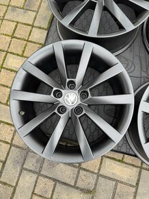 ORIGINÁL Alu Škoda ALARIS 5x112, R18 - TOP STAV - 4