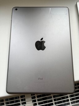 Apple iPad 5th 32GB - 4