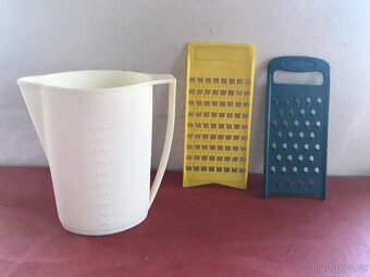 retro plastové nádobí-zásobníky na cukr..., ošatky,struhadla - 4