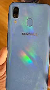 Samsung Galaxy A40 prasklý dislpej - 4