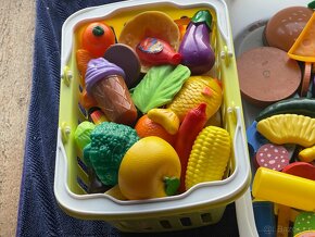 Hračka, plastové a dřevěné jídlo, ovoce, zelenina, nádobí - 4