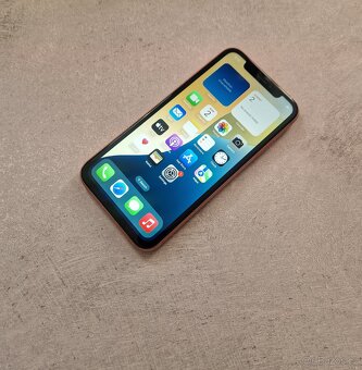 Apple iPhone Xr - 4