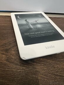 Čtečka knih Amazon Kindle 10. gen 8GB, menší defekt - 4