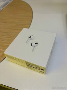 AirPods 2022 s Lightning nabíjecím pouzdrem - 4