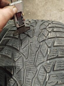 Zimní Nokian 235/50 R17 100V vzorek přes 5mm - 4