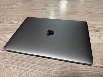 MacBook Pro 13", i7, 16GB, SSD (2019) s Touch Bar space gray - 4