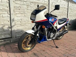 HONDA VF750F - 4