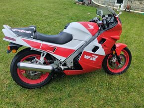 Honda VFR 750 F RC24 - 4