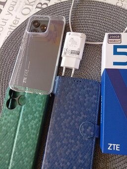 ZTE Blade V50s, 8GB/256GB černý - skleněná záda - 4