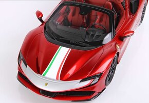 BBR 1:18 Ferrari SF90 Spider vč. vitríny - 4