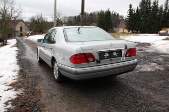 Mercedes-Benz Třídy E230 2,3i ,1 Majitel,Elegance, Serviska - 4