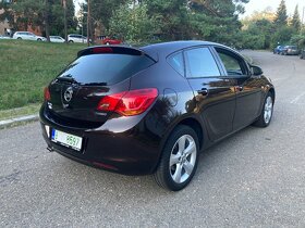 Opel Astra J 1,4 TURBO, integrovaný nosič kol - 4