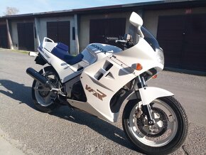 Honda VFR 750 F - 4