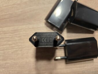 Univerzální nabíječka s USB 5W / 1 A černá nová - 4