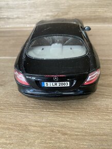 Dva modely aut mercedes - 4