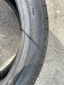 245/40R19 - 4