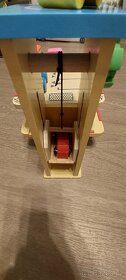Dřevěná garáž s výtahem (vláčky) - 4