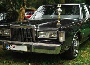 Lincoln Continental Towncar - 4