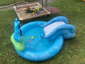 Dětský bazén se skluzavkou a rozstřikovačem - 4
