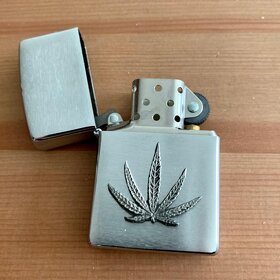 Prodám ZIPPO zapalovač Cannabis Leaf - 4