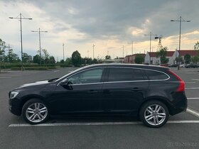 Volvo V60 208kW D6 PHEV 4x4 STK 1/2027 288tis + nové pneu - 4