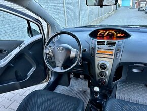 Toyota Yaris 1.3 VVT-i, původ ČR 10/2010, garážovaná - 4