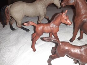 43.Schleich Hanoverská klisna, její hříbě a hříbě Percheróna - 4