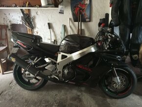 Honda CBR 900rr - 4