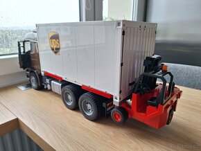 BRUDER 3582 logistická UPS SCANIA s vysokozdvižným vozíkem - 4