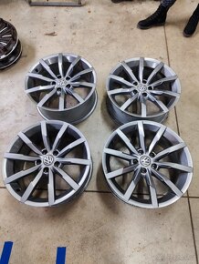 VW Passat Monterey 8x18 ET44 5x112 - 4