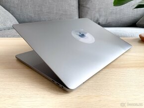 Apple MacBook Pro 15" (2018) - i7 2,20GHz, 16GB, 256GB, 555X - 4