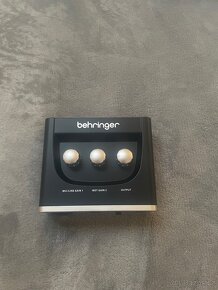 Behringer u-phoria um2 - 4