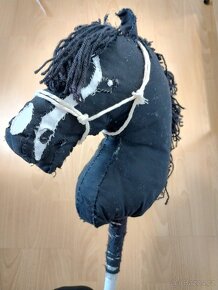 Hobby Horse koník černý vraník na tyči - lehký - 4