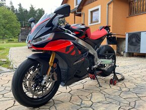 Aprilia RSV4 1100 Factory - 4