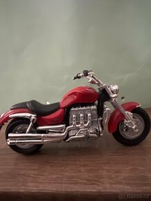 Model Triumph Rocket III 1:18 - červený - 4