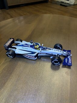 Williams FW 22 HotWheels 1:18 - 4