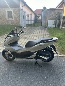 HONDA PCX naj.2000 Km 2023 v záruce - 4