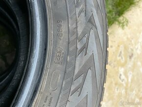 215/65 R16 zimní nokian - 4