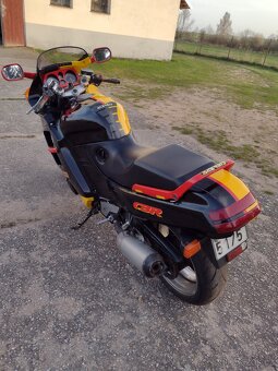 Honda CBR 1000f - 4