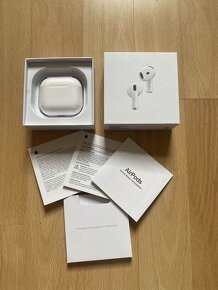 Sluchátka Apple AirPods 4 s aktivním potlačováním hluku - 4