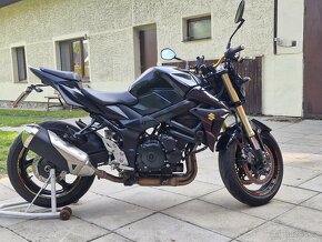 Suzuki GSR 750 - 4