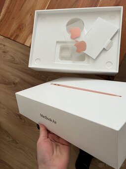 Apple MacBook Air 13,3" / M1 / 8GB / 256GB / zlatý - 4