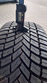 Prodám 2 téměř nové celoroční pneu Bridgestone 215/60/17 - 4