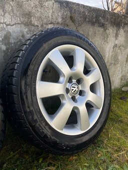 Originální alu kola VW/Borbet - 5x100 r16 ET 42 - zimní pneu - 4