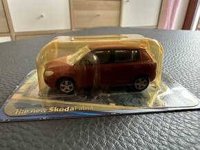 Model Škoda Fabia červená v měřítku 1:72 - 4