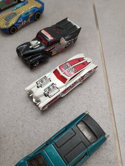 Mix autíček HotWheels + odpalovač aut - 4