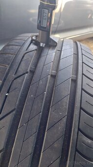 Prodám 2 x letní pneu Bridgestone 215/50/18 - 4