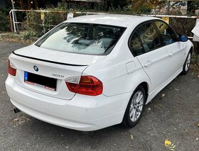 Decentní M3 look spoiler na BMW 3 - E90/E92/E93 - černý lesk - 4