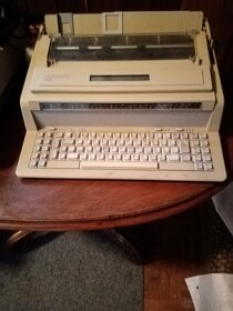 2 psací stroje, jeden paměťový - 4